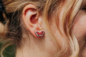 Fa fülbevaló Rouge Butterfly Earrings