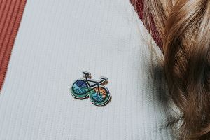 Fából készült bross Bike Brooch